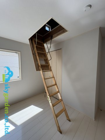 茅ヶ崎市松尾３期　中古戸建　全１棟のその他|小屋裏収納へ続く可動梯子