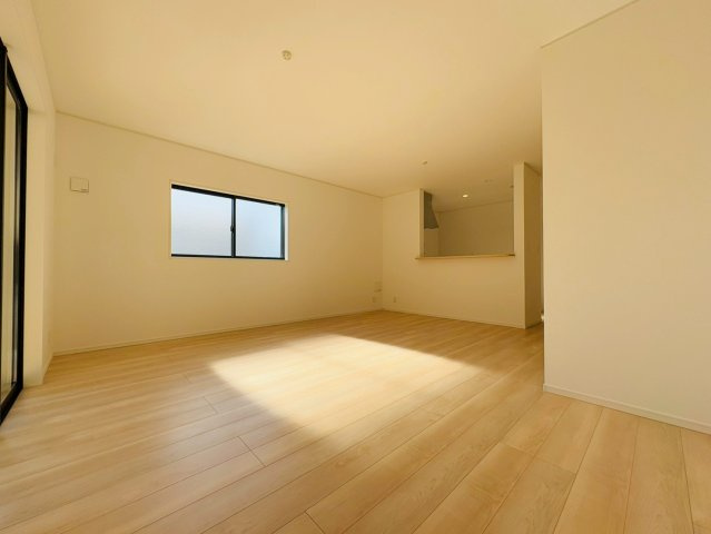 高知市中須賀町 第2 新築戸建て1号棟の居間・リビング|キッチンから家族の様子が見える安心設計。