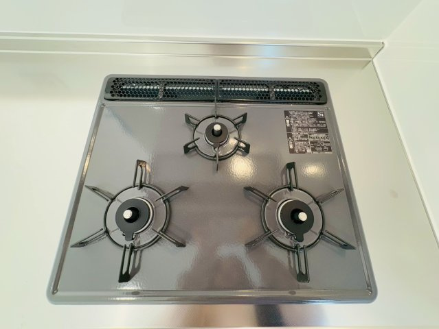 高知市中須賀町 第2 新築戸建て1号棟のその他|3口コンロで同時調理もスムーズ。