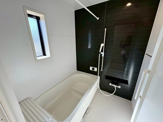 高知市中須賀町 第2 新築戸建て1号棟の浴室|窓付きで湿気がこもりにくい浴室。
