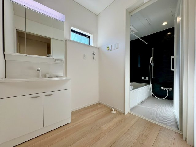 高知市中須賀町 第2 新築戸建て1号棟の脱衣所|収納豊富な三面鏡キャビネット。