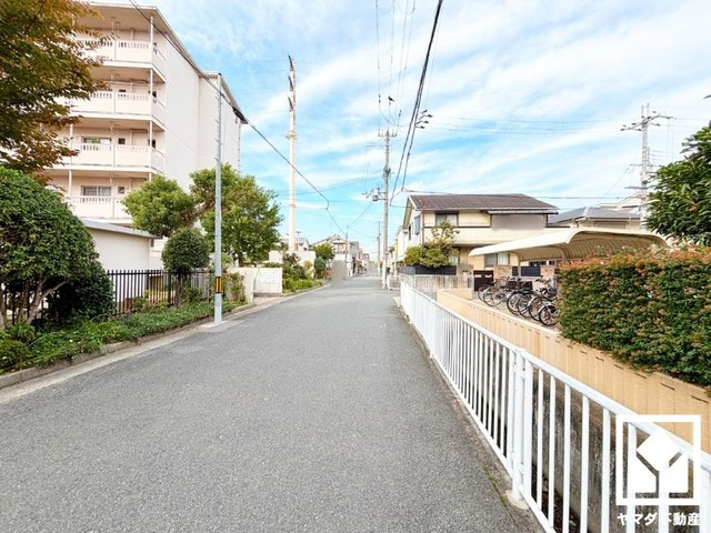 尼崎塚口西住宅のその他|キッチンは空間を有効活用できる壁付けタイプ。キッチン横にはサービスヤードへ繋がる勝手口があり、換気やゴミ出しなどに便利です。昼間は手元が明るく、お料理がはかどります。
