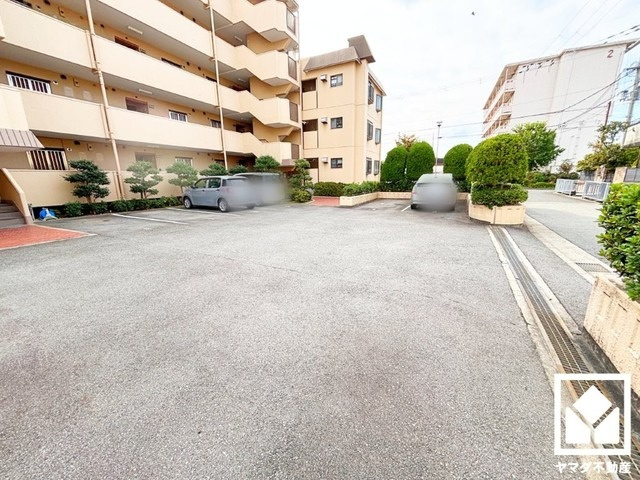 尼崎塚口西住宅の駐車場|敷地内に駐車場を完備（月額6000円）。現在、駐車場に空きがございます。空き状況は変動いたしますので、詳細は弊社スタッフまでお気軽にお問い合わせください。
