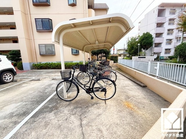 尼崎塚口西住宅の駐輪場|屋根付き駐輪場なので、雨や風、直射日光から自転車を守ることができます。