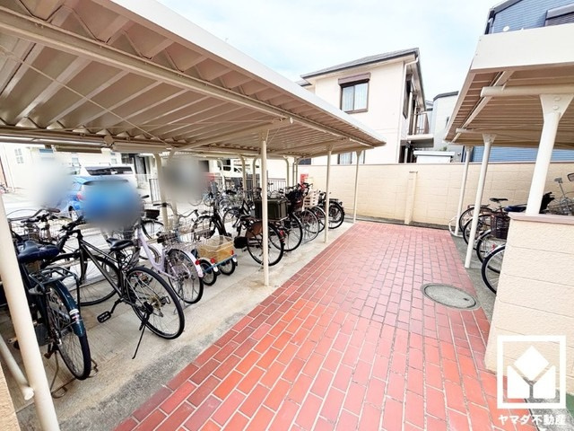 尼崎塚口西住宅の駐輪場|収納付きでスッキリお使い頂ける3面鏡の洗面台がございます。洗面ボウルが広めなので、忙しい朝でも身支度がしやすく時短になります。