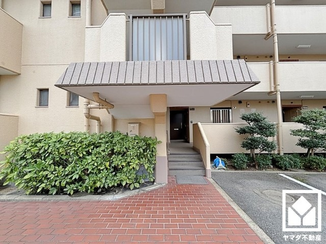 尼崎塚口西住宅のエントランス|綺麗に整備されており、帰宅時や来客時にも気持ちの良い空間です。