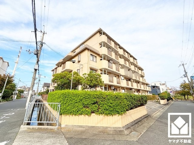 尼崎塚口西住宅の外観|室内洗濯機置場がございますので、天候に左右されず洗濯していただけます。