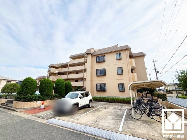 尼崎塚口西住宅の駐車場|玄関はお出かけの前のチェックにも便利な鏡付きです。