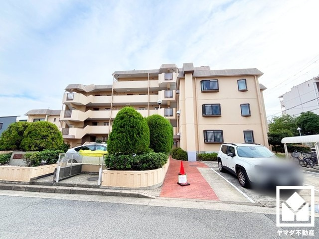 尼崎塚口西住宅の外観|玄関横にサービスヤードあり。物入があり、お掃除道具やガーデニング用品なども収納可能です。