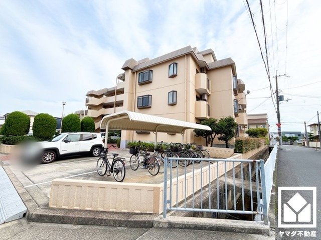 尼崎塚口西住宅の外観|「ローソン尼崎富松町三丁目店」まで徒歩2分、「業務スーパー富松店」まで徒歩6分など、お買い物施設が徒歩圏内に複数あり便利な住環境です。