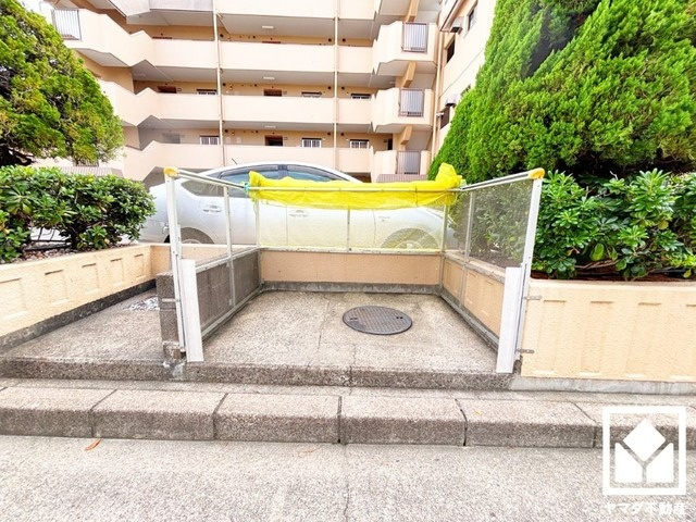 尼崎塚口西住宅のその他共用部分|清潔なゴミ出し場で気持ち良くお使い頂けます。