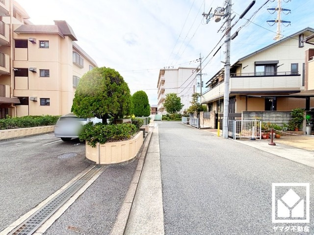 尼崎塚口西住宅のその他|敷地南東側には、広々とした敷地に滑り台やブランコなどの遊具やガゼボが設置された「東富松北公園」があり、子育て世帯の方にもお勧めです。春には桜が美しく咲き誇ります。