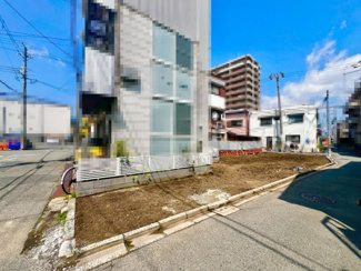 【外観】 | 南庄町１丁　新築一戸建 | 食器洗浄機付きのシステムキッチン！対面式を採用したキッチンですので、リビングで寛ぐご家族をいつも感じられます！会話を楽しみながら家事ができますね♪