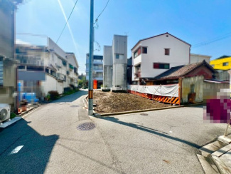 【前面道路含む現地写真】 | 南庄町１丁　新築一戸建 | 【浴室乾燥機付きです】一坪以上の浴室でのびのび一日の疲れを癒して下さいね！