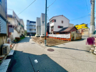 【前面道路含む現地写真】 | 南庄町１丁　新築一戸建 | ゆとりのある洗面室ですよ♪朝の身支度もスムーズにできますね！