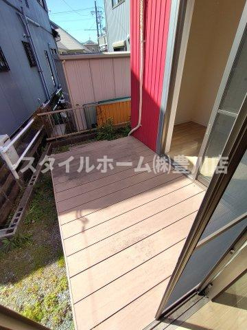 ゲートサイドのバルコニー