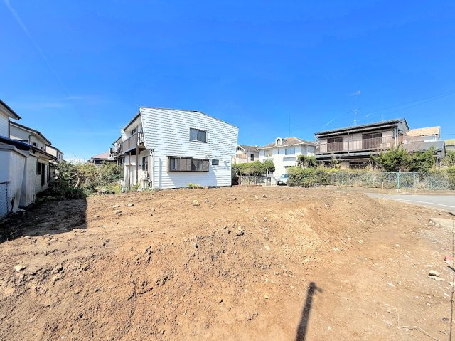 栄区東上郷町　売地の外観|◆爽やかな青空の下に贅沢なほどに降り注ぐ陽光、豊かな居住性と、クオリティが見事に調和した住空間は、住まうことの喜びを感じさせてくれます。ゆとりある広い敷地で開放的なお住まいです。