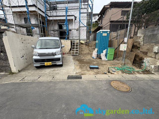 鎌倉市梶原三丁目 新築戸建 全1棟の駐車場|車種により並列２台駐車可
令和8年4月13日撮影（工事中）
