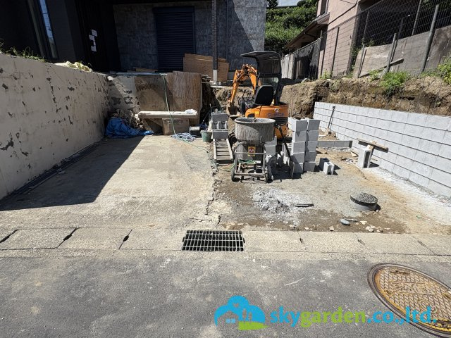 鎌倉市梶原三丁目 新築戸建 全1棟の駐車場|車種により並列２台駐車可
令和8年7月9日撮影（建築中）