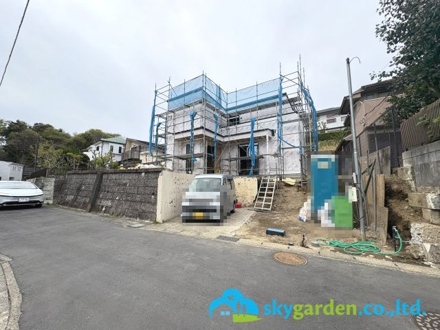 鎌倉市梶原三丁目 新築戸建 全1棟の前面道路含む現地写真|令和8年4月13日撮影（工事中）