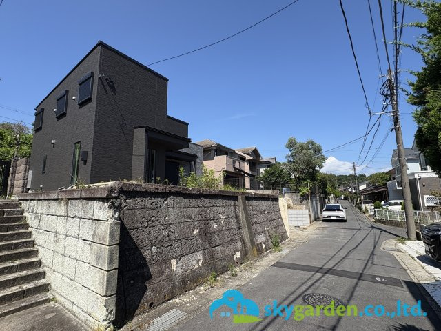 鎌倉市梶原三丁目 新築戸建 全1棟の前面道路含む現地写真|令和8年7月9日撮影（建築中）