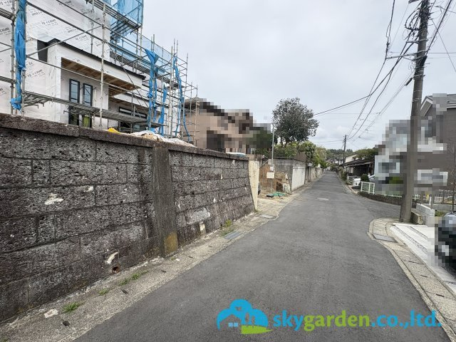 鎌倉市梶原三丁目 新築戸建 全1棟の前面道路含む現地写真|令和8年4月13日撮影（工事中）