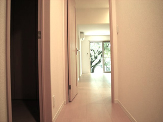 【展望】 | 玄関から室内への景観です！左手に洋室5.4帖のお部屋、正面奥にリビングダイニングキッチンがあります♪