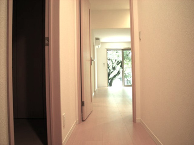 【展望】 | ヴァンベール百合丘 | 玄関から室内への景観です！左手に洋室5.4帖のお部屋、正面奥にリビングダイニングキッチンがあります♪