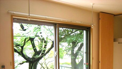 【設備】 | ヴァンベール百合丘 | 洋室7.2帖のお部屋にある室内物干しです！雨の日やお出掛け時の室内干しにとても便利☆花粉や梅雨の時期に重宝しますね♪
