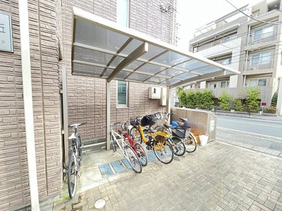 【その他共用部分】 | ヴァンベール百合丘 | 屋根付きの駐輪場で雨が降っても大切な自転車が濡れなくてすみますね♪荷物が重いときに自転車があれば助かりますね！
