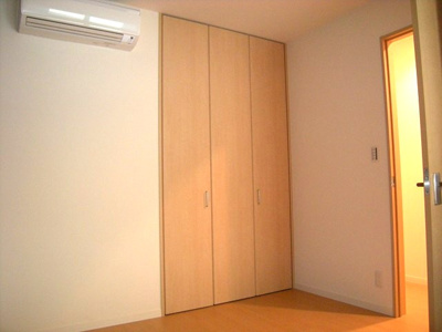 【洋室】 | ヴァンベール百合丘 | 洋室5.4帖☆玄関側にあるお部屋です♪子供部屋や書斎・寝室など多用途に使えそうなお部屋です♪こちらのお部屋にもエアコンとクローゼットが付いています♪