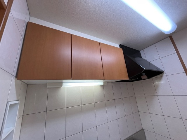 ロココ　ＴＡＣＨＩＢＡＮＡＹＡのキッチン|キッチン吊戸棚