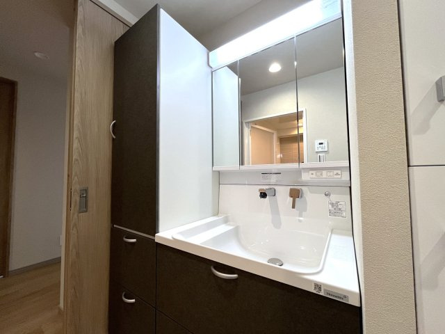 アーバンパレス小笹ステージの独立洗面台|個人的に、リフォームするならこだわりたいランキング第1位！！洗面です。収納豊富な3面鏡は朝の強い味方