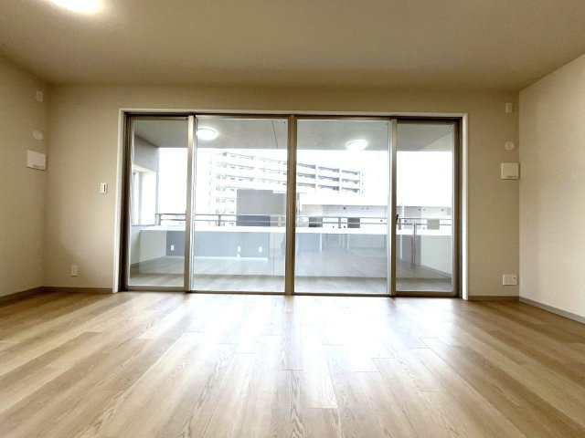 アーバンパレス小笹ステージの居間・リビング|大きな窓付き☆日中は電気をつけずに快適に過ごせます☆