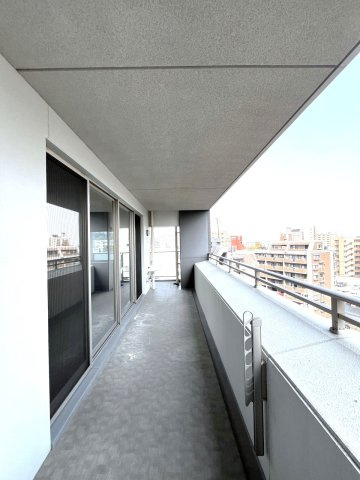 アーバンパレス小笹ステージのバルコニー|幅が広くクリーンな印象のバルコニー☆
大きなバルコニーは柔らかい風を運んできます…♪
洗濯物もたくさ