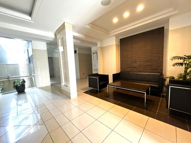 アーバンパレス小笹ステージのエントランス|
ゆったりとした時間の流れを感じつつ、安心感に包まれるエントランス♪
