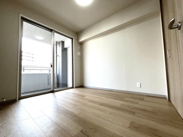 アーバンパレス小笹ステージの洋室|
全居室フローリング＆収納付き♪
「収納の余裕は心の余裕」というお家探しの格言もあるんですよ！