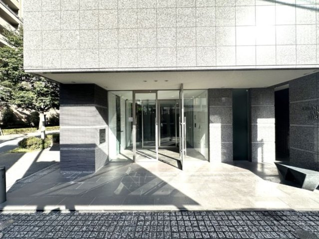 グランフォーレラグゼ平尾の外観|重厚感のある入り口です☆