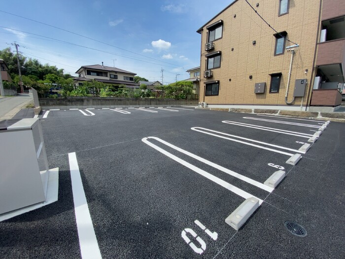 ウィル東小路の駐車場