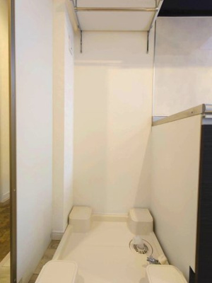 【設備】 | AQUE16 | 洗濯機置き場はキッチン横にあります