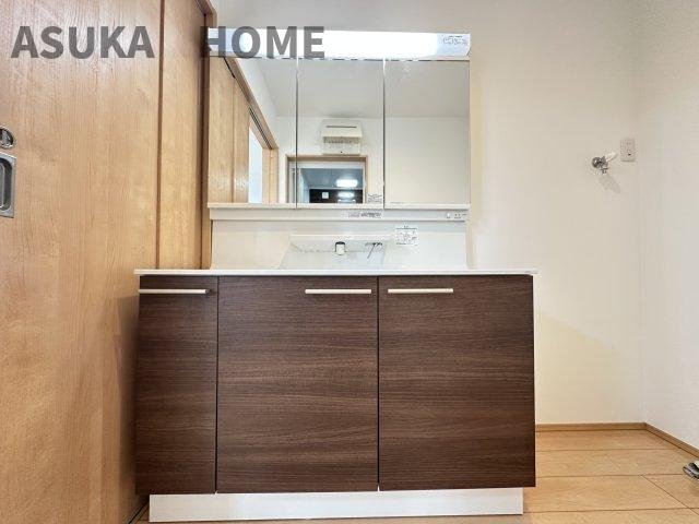 中区本牧山手戸建ての独立洗面台|朝のラッシュ多人数での使用も考えた便利な空間となっています。