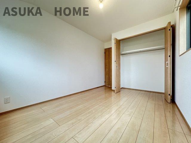 中区本牧山手戸建ての洋室|居室には容量たっぷりに収納ができるクローゼットがあります。