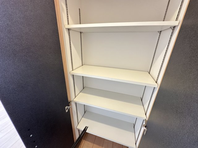 本牧本町の洋室|バルコニーに出られる窓ドアのある部屋は明るく便利な設計ですね。