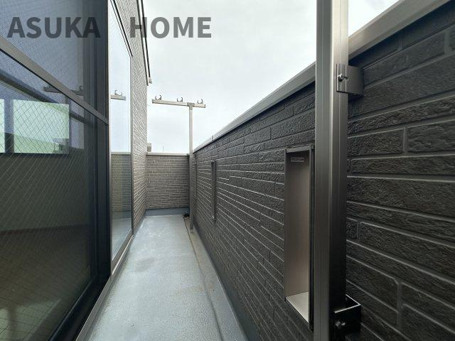 中区本牧山手戸建てのバルコニー|開放的なバルコニーは見晴らしもよく、太陽の温かなぬくもりを感じられますね。