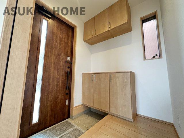 中区本牧山手戸建ての玄関|玄関横には、たっぷり収納の大型シューズボックスも嬉しい設備です。