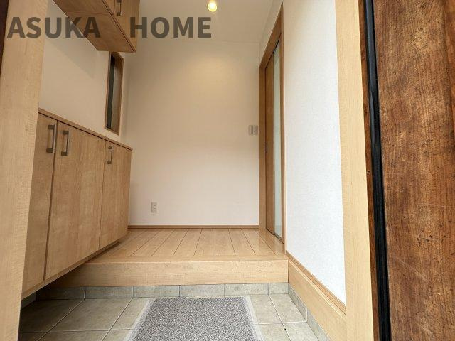 中区本牧山手戸建ての玄関|明るい玄関が家路からの「ただいま」の安心感を実感させてくれそうですね。