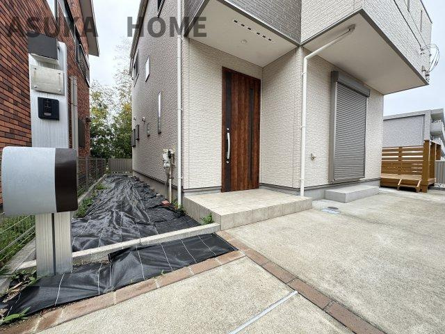 中区本牧山手戸建てのその他|玄関エントランスもゆったりとスペースです。