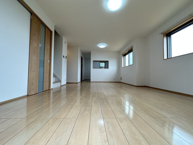 本牧本町の洋室|家族が笑顔で集まれるリビングは明るい陽射しが差し込み、生活を彩ります。