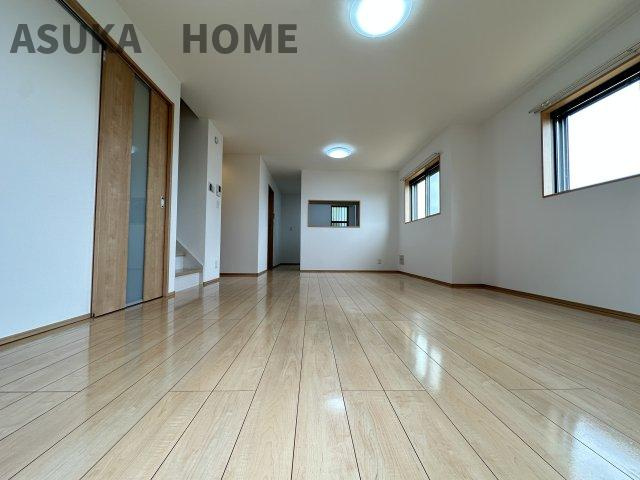 中区本牧山手戸建ての居間・リビング|生活をより豊かに感じられる開放感がが見事に再現されたリビングダイニングです。