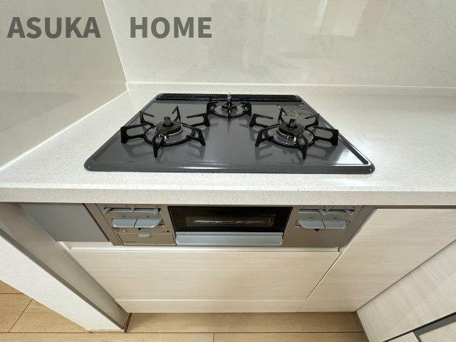 中区本牧山手戸建てのキッチン|熱探知機能がついている3口コンロです。揚げ物料理に挑戦してみてくださいね。